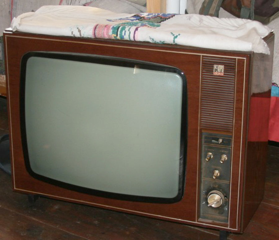Телевизор рекорд черный. Ламповый телевизор рекорд 312. Телевизор рекорд 335. Советский телевизор рекорд в 312. Телевизор ламповый черно белый рекорд 312.